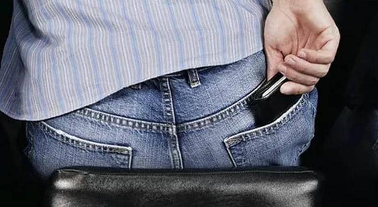 ¿Por qué no deberías guardar tu cartera en el bolsillo de atrás del pantalón, según un médico?