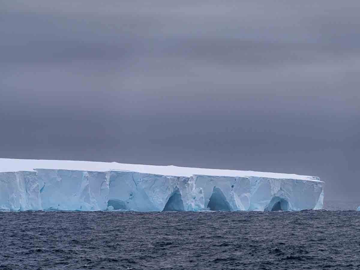 El iceberg más grande del mundo se desprendió de la Antártida y navega a la deriva por el océano