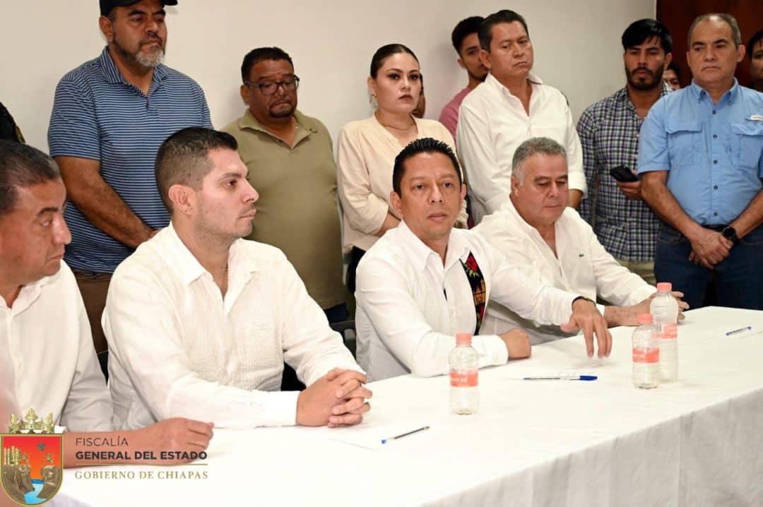 El Fiscal General, Jorge Luis Llaven Abarca, presenta al Fiscal de Distrito Fronterizo Costa, en Tapachula