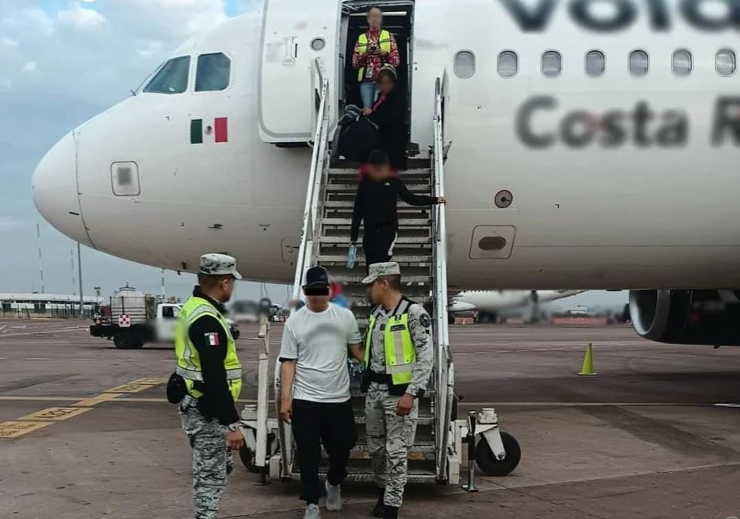 Difunden video de la detención del hombre que trató de secuestrar el vuelo 3041 de Volaris