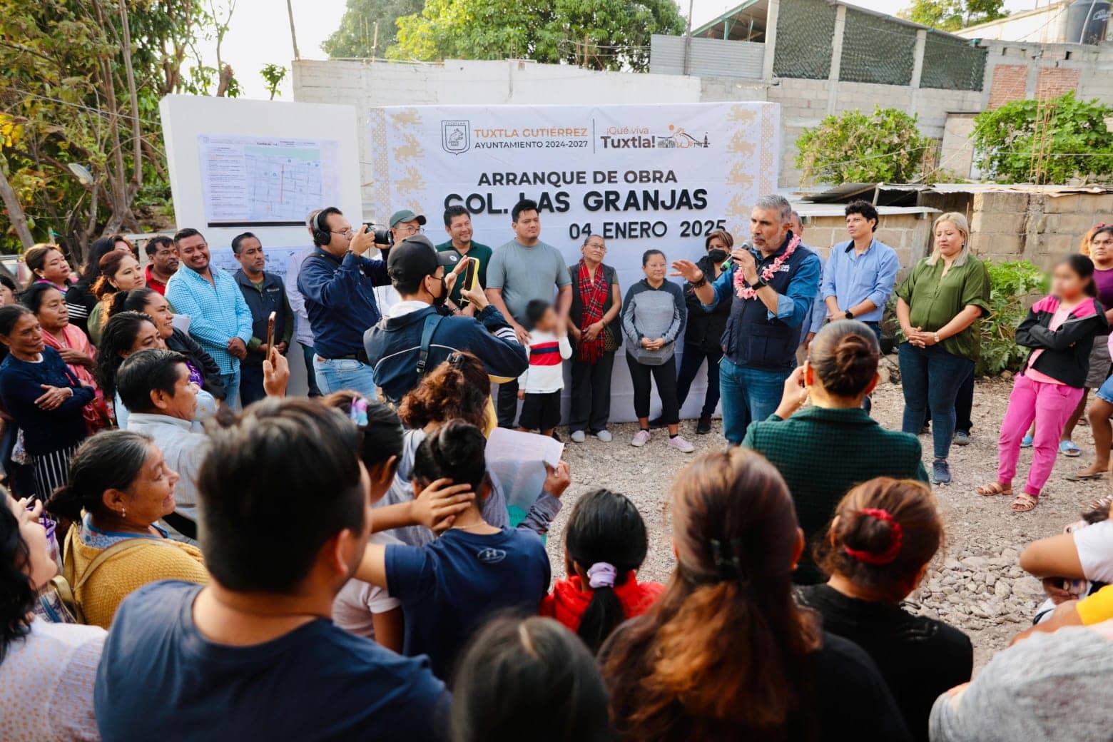 Una calle más en beneficio de familias de la colonia Las Granjas: Angel Torres