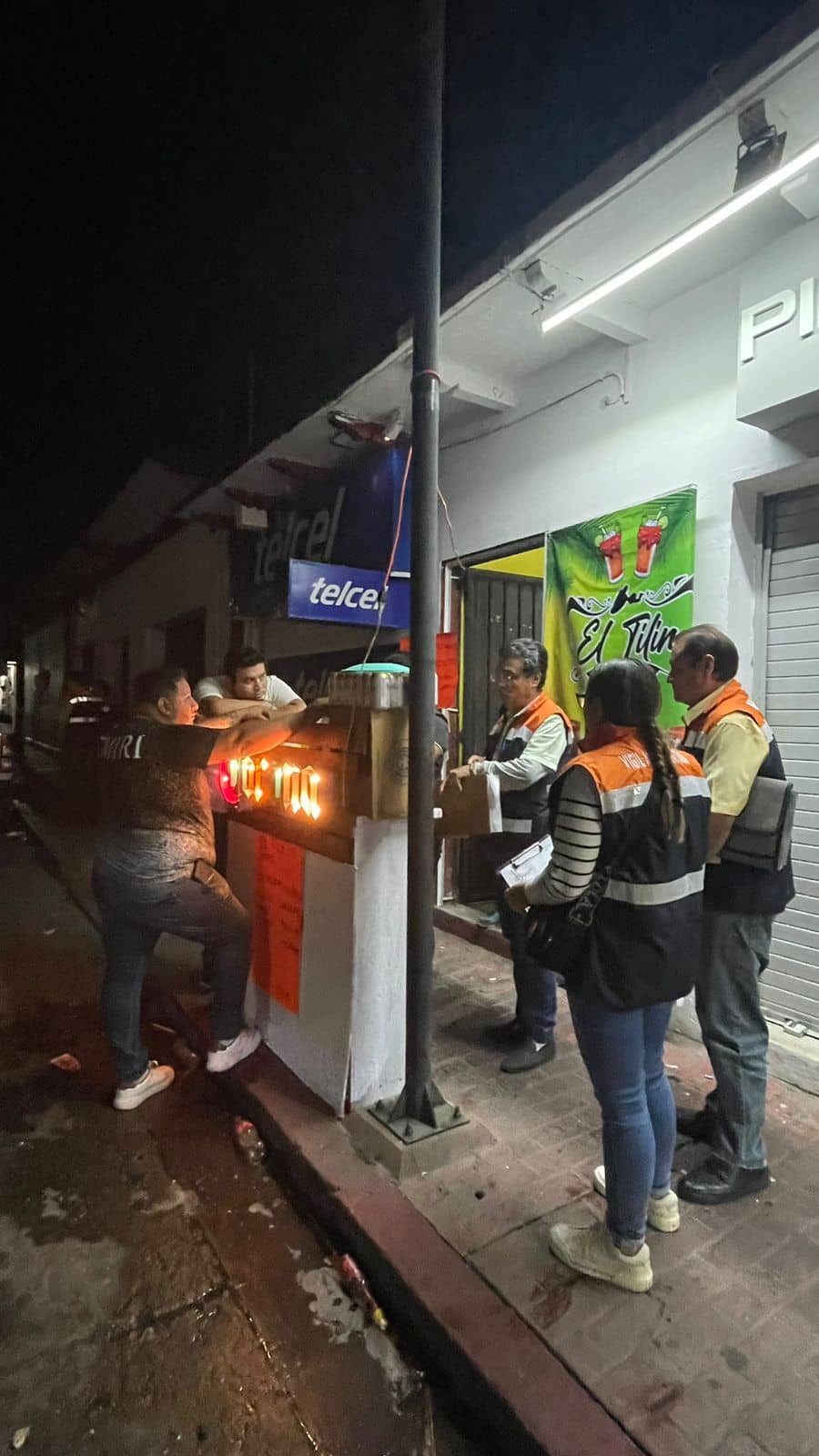 Durante el operativo de vigilancia realizado por verificadores de la Dirección de Protección contra Riesgos Sanitarios (Dipris) en la zona centro de la ciudad de Chiapa de Corzo, establecimientos dedicados a la venta de bebidas alcohólicas se comprometieron a respetar la disposición estatal en cuanto al cierre de actividades a las 02:00 de la mañana. Personal de la Dipris llevó a cabo este recorrido de supervisión la madrugada de hoy para garantizar el cumplimiento del horario de funcionamiento durante la tradicional Fiesta Grande 2025. Asimismo, efectuó actividades de fomento sanitario en negocios fijos y puestos móviles sobre las buenas prácticas de higiene en el manejo de alimentos y bebidas. Esta intervención que se efectúa en coordinación con autoridades municipales, se llevará a cabo del 8 al 23 de enero, durante las celebraciones de la Fiesta Grande de Chiapa de Corzo.