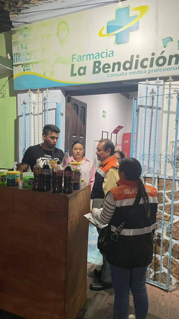 Durante el operativo de vigilancia realizado por verificadores de la Dirección de Protección contra Riesgos Sanitarios (Dipris) en la zona centro de la ciudad de Chiapa de Corzo, establecimientos dedicados a la venta de bebidas alcohólicas se comprometieron a respetar la disposición estatal en cuanto al cierre de actividades a las 02:00 de la mañana. Personal de la Dipris llevó a cabo este recorrido de supervisión la madrugada de hoy para garantizar el cumplimiento del horario de funcionamiento durante la tradicional Fiesta Grande 2025. Asimismo, efectuó actividades de fomento sanitario en negocios fijos y puestos móviles sobre las buenas prácticas de higiene en el manejo de alimentos y bebidas. Esta intervención que se efectúa en coordinación con autoridades municipales, se llevará a cabo del 8 al 23 de enero, durante las celebraciones de la Fiesta Grande de Chiapa de Corzo.