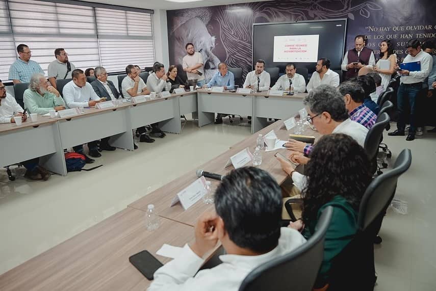 El secretario de Educación, Roger Mandujano Ayala, encabezó junto al director general del Colegio Nacional de Educación Profesional Técnica (Conalep), Leonardo León Alcázar y el director del Instituto Chiapaneco de Educación Para Jóvenes y Adultos (Icheja), Sergio David Molina Gómez, la puesta en marcha de los “Círculos de Estudios ALFA Conalep”, acto que tuvo como sede el Plantel 312 de este instituto educativo en Tuxtla Gutiérrez. Acompañándolos a presidir este acto, en el que se dieron a conocer las acciones que el Conalep implementará como parte del Programa de Alfabetización “Chiapas Puede” estuvieron: la coordinadora académica del Programa “Chiapas Puede”, Flor Marina Bermúdez Urbina; la directora del Plantel 312, Gabriela Salazar Solís y el director académico, Erich Armando Cruz Castellanos. Durante su intervención, el secretario de Educación, Roger Mandujano Ayala, reconoció al Conalep por ser la primera institución educativa que está alfabetizando en Chiapas; “en la Nueva ERA hay gente que viene con hambre de querer hacer las cosas bien y con hambre de trascender. Nuestro gobernador viene con hambre de trascender y él ha dicho que no quiere hacer historia, él quiere escribirla, y los que están hoy enseñando a leer y a escribir son los que van a ayudarle; por eso les agradezco mucho que estén este día aquí arrancando este proyecto humanista”, mencionó. El titular recordó que pronto se lanzará la beca “Rosario Castellanos” para reclutar a las personas que no saben leer y escribir, así como a quienes quieran aprender, para posteriormente registrarlas y pasarlas a las instituciones educativas a fin de que las y los alumnos como entes de apoyo solidarios, coadyuven en este proceso liderados por sus maestros. “Le he pedido al Icheja que esa convocatoria se vuelva a abrir para que la beca se vuelva a otorgar en el mes de febrero, con el objetivo de que todos los maestros del Conalep entren a recibir este subsidio y participen todos, teniendo así un efecto multiplicador“, refirió. Dijo que más de 200 mil voluntarios son los que se van a enfilar en este ejercito alfabetizador y los que van a vivir esa experiencia humanizante; el tipo de alumno que estamos formando, aseveró, tiene que tener estas nociones en su formación curricular y en su formación ética; “el proceso de alfabetización está moralizando a la sociedad, la sociedad está creyendo en el llamado del gobernador, se está sumando y además lo está viendo de buena manera”. Mandujano Ayala anunció que se tiene contemplada la impartición de la materia de ética intercultural, en donde tienen que intervenir conceptos de los pueblos indígenas, se trata, especificó, de aprender conceptos ético-políticos que ayuden a la formación del alumno y ciudadano; es incorporar las ideas, el lenguaje, el diálogo, los saberes, sentir el dolor y la necesidad del otro para conseguir un sentimiento comunitario; “se trata de reconocer al otro como una reverencia a la razón, al alma y a lo que es el otro, en el entendido de que, si reconozco al otro, me reconozco a mí mismo y reconozco a la sociedad”. Dijo también que alfabetizar tiene que ser un gran capítulo de la historia de Chiapas, donde todos estén contentos y esto será una gran cruzada en la que en seis años se estará haciendo el recuento de las personas que van a aprender a leer y escribir, gracias al Conalep. Por su parte, el director del Conalep, Leonardo León Alcázar, expresó al secretario de Educación la firme decisión de acompañar al Programa de Alfabetización “Chiapas Puede” con todos sus planteles en Tuxtla Gutiérrez y en el que -dijo- van a estar participando maestros, alumnos y personal administrativo. “Es fundamental señalar que, desde la primera etapa del programa, el Conalep ha contado con la valiosa participación del personal docente de los 12 planteles, en donde tenemos un total de siete mil 500 estudiantes y 400 maestros, entonces el Conalep Chiapas se compromete desde aquí a estar al cien por ciento en ese valioso programa”, recalcó. El Movimiento Alfa Conalep tiene como objetivo identificar por cada municipio las necesidades de alfabetización, por eso es esencial la participación activa de cada docente en su comunidad, generando así, un efecto multiplicador. “Hoy podemos demostrar que el trabajo en equipo siempre da resultados y la evidencia, es el inicio de estos círculos de estudio”, concluyó.