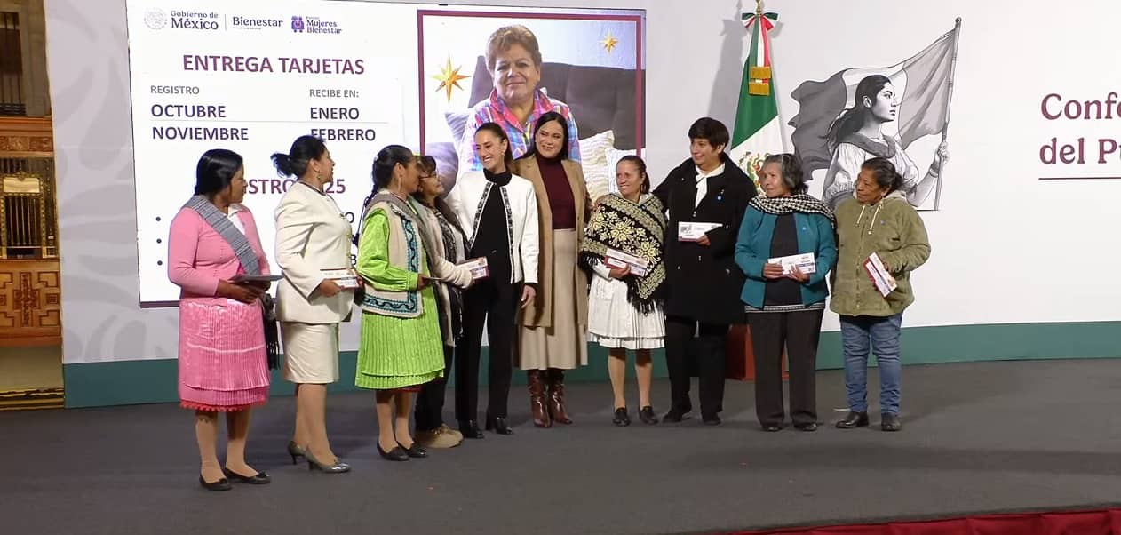 Pensión Mujeres Bienestar: Sheinbaum entrega primeras tarjetas; abrirán nuevo registro