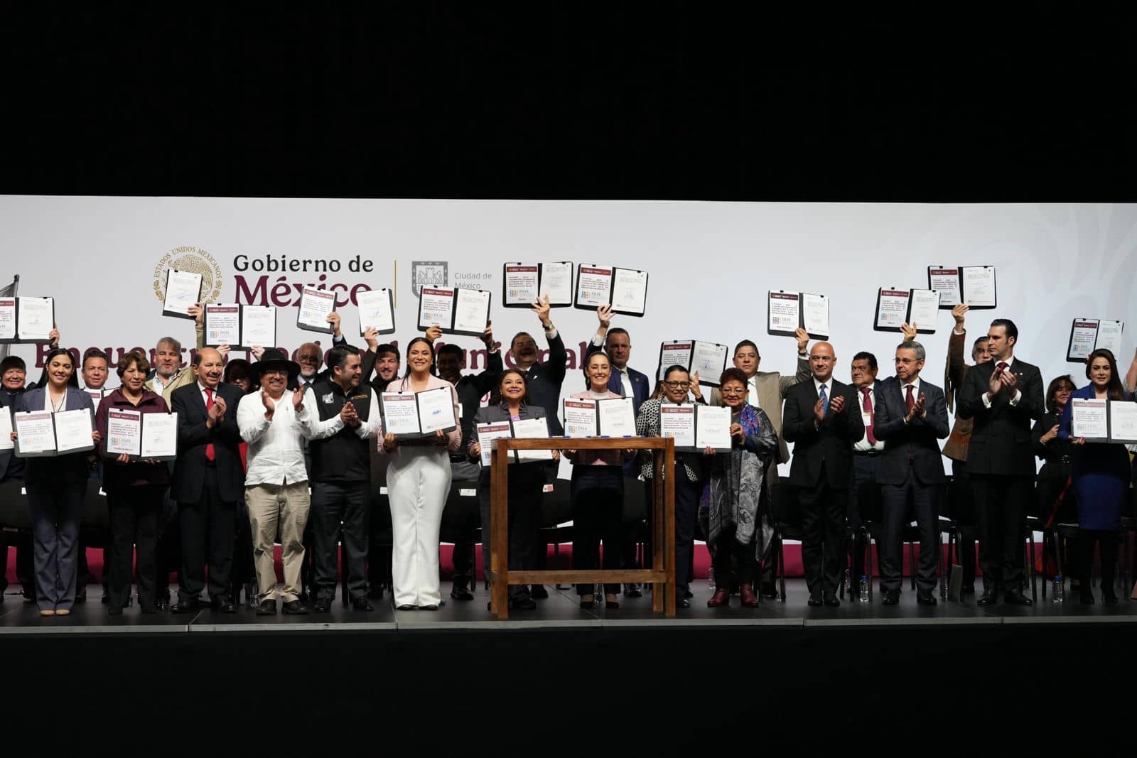 Presidenta Claudia Sheinbaum lidera encuentro nacional con alcaldes y gobernadores de todos los partidos políticos; propone medidas para fortalecer el desarrollo municipal y la construcción de la paz