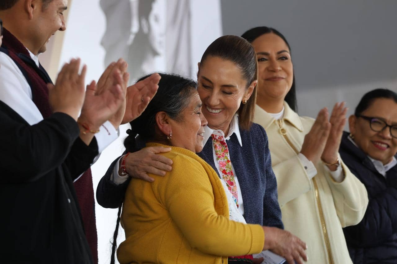 En Huauchinango, Puebla, presidenta Claudia Sheinbaum entrega nuevas tarjetas para la pensión mujeres bienestar