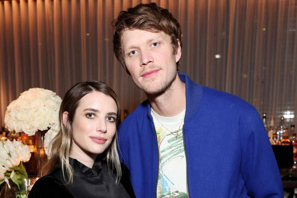 EMMA ROBERTS Y CODY JOHN