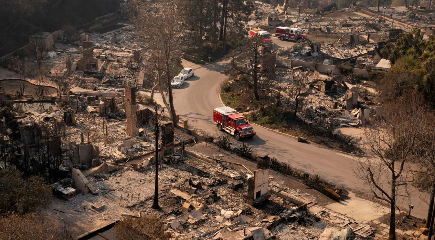 “Escenario de guerra”: Biden describe devastación por incendios en Los Ángeles; declaran toque de queda nocturno