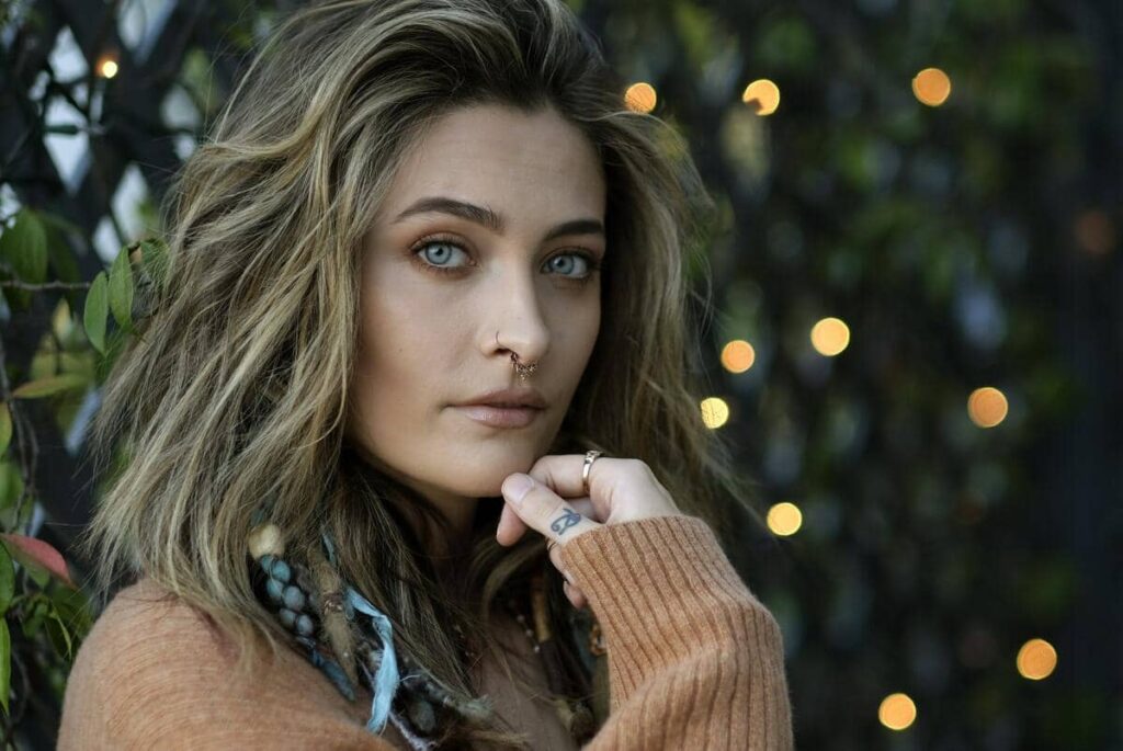 Paris Jackson celebra 5 años libre de alcohol y heroína con un mensaje de superación