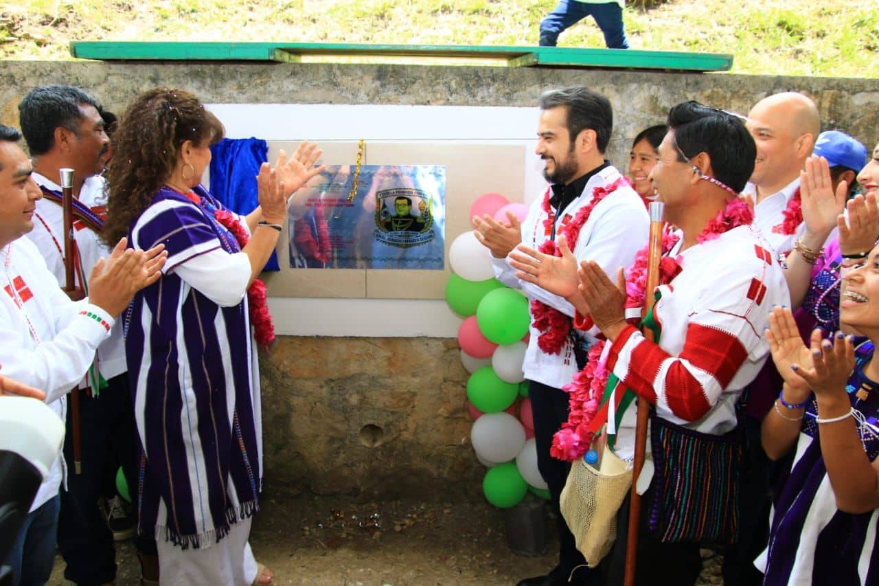Inauguran Patricia Conde y Roger Mandujano la Escuela Primaria Federal "General Ignacio Zaragoza Seguín" en Oxchuc