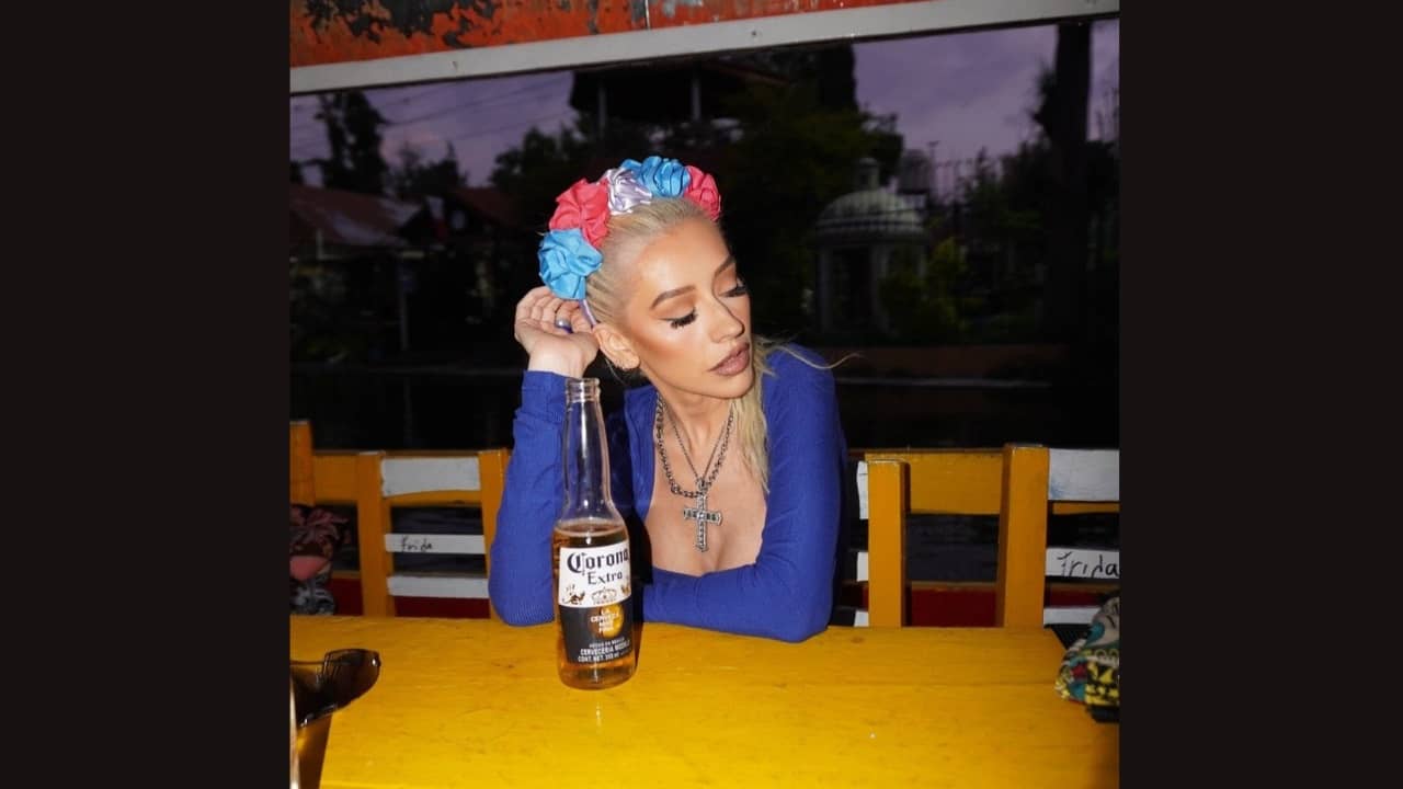 Christina Aguilera sorprende en trajinera de Xochimilco