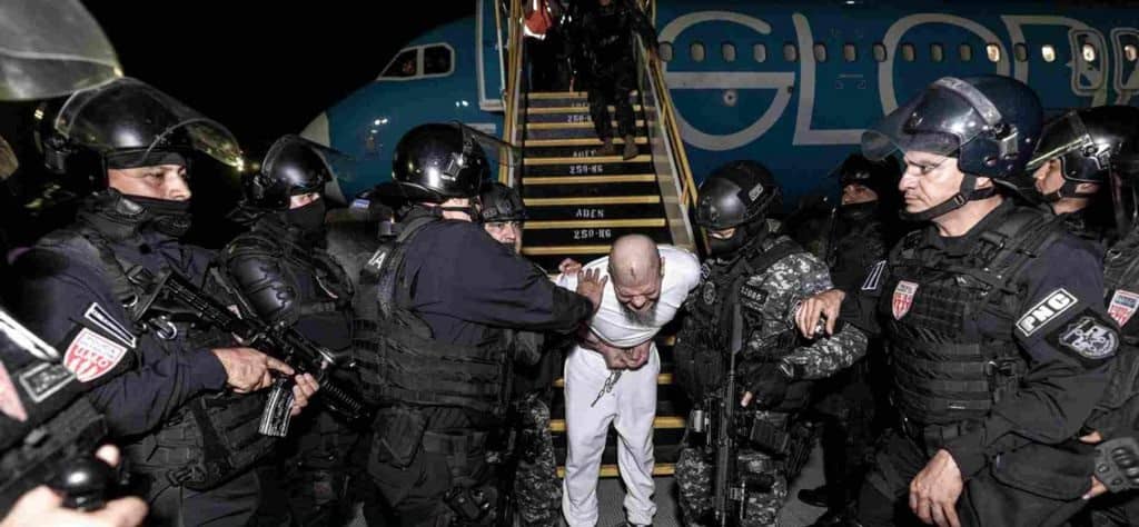 Abogados piden al presidente Nayib Bukele liberar a venezolanos deportados por EE.UU. y encarcelados en El Salvador
