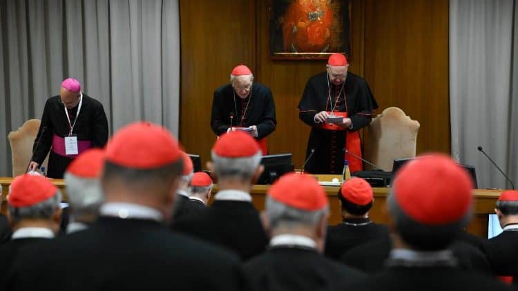 Cardenales se aíslan en el Vaticano para elegir al sucesor del Papa Francisco