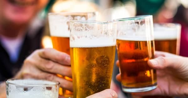 El error más común al servir cerveza y que arruina su sabor sin que lo notes