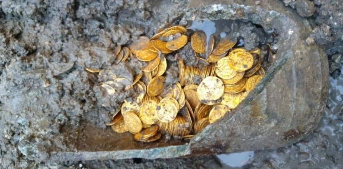 pareja renueva su cocina y encuentra mil monedas del siglo XVII