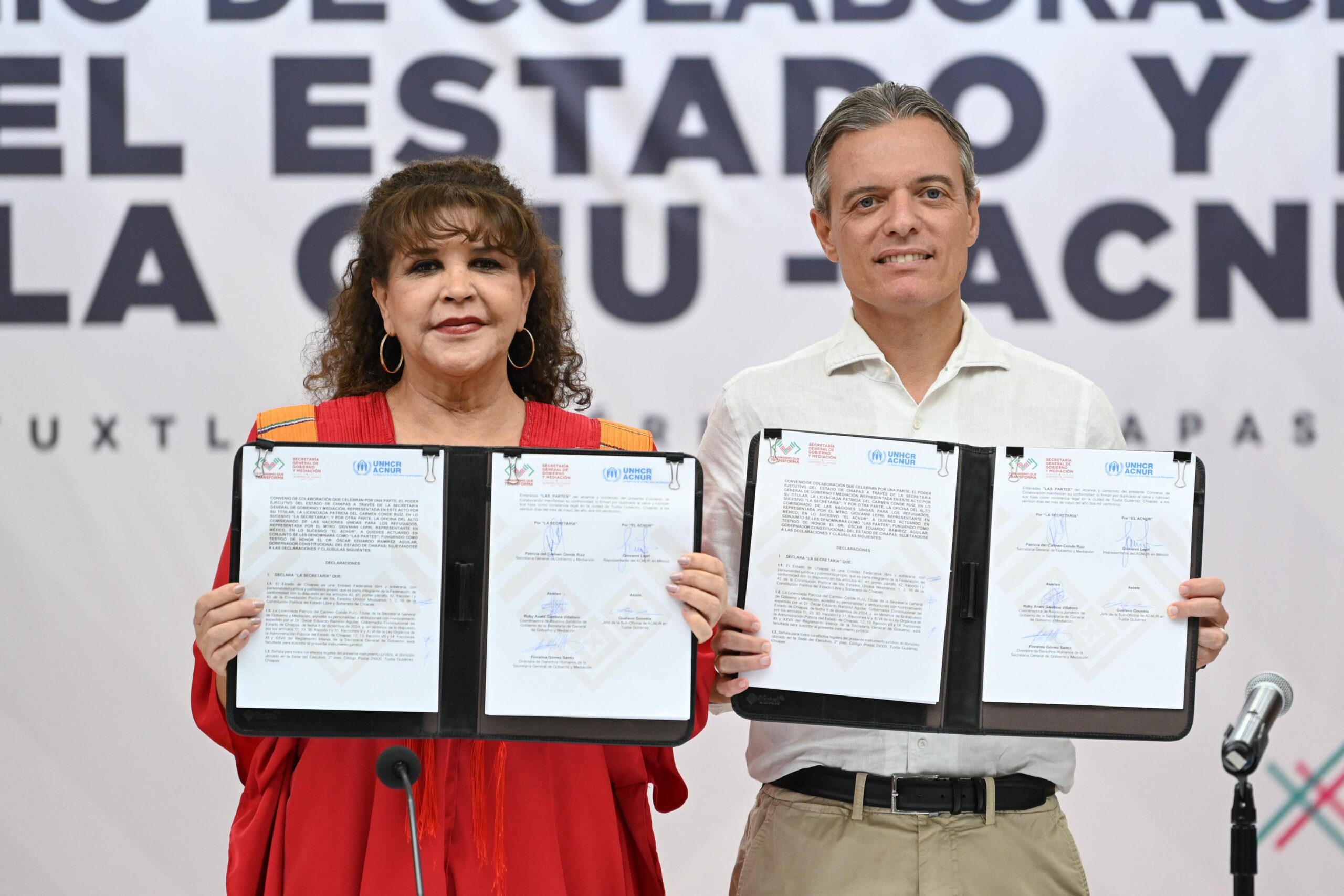La Agencia de la ONU para los Refugiados, ACNUR, y el Gobierno de Chiapas, a través de la Secretaría General de Gobierno y Mediación del Estado de Chiapas, formalizaron la estrecha colaboración que tienen desde hace más de 40 años con la firma de un convenio que permite coordinar y realizar acciones conjuntas de asistencia técnica y operativa en beneficio de las personas refugiadas, solicitantes de asilo, con protección complementaria, desplazadas internas y apátridas en esta entidad federativa. Bajo este acuerdo también se promueve su integración en los sistemas de educación y salud, así como su inclusión en el mercado laboral formal. Ambas entidades colaboran para la elaboración, revisión e implementación de marcos normativos y políticas públicas a fin de armonizar la legislación nacional y estatal con los estándares internacionales de protección de las personas refugiadas, solicitantes de asilo y desplazadas internas. A través de años de trabajo conjunto, ACNUR ha brindado apoyo técnico a servidores del pueblo del Gobierno de Chiapas en materia de protección internacional y desplazamiento interno, que permite fortalecer los procesos de atención jurídica, psicológica y de asistencia humanitaria para las personas. Además, han sumado esfuerzos para apoyar a albergues u otros espacios de alojamiento gestionados o instalados por la administración estatal para asegurar condiciones dignas de recepción y atención. También han desarrollado acciones conjuntas de sensibilización y coexistencia pacífica con el fin de prevenir y combatir la discriminación, xenofobia y racismo hacia estas personas. “Este convenio permite fortalecer la protección, atención, asistencia humanitaria de las personas refugiadas, solicitantes de asilo y desplazadas internas y promover su integración. En estos momentos complejos, nos obligamos a unir esfuerzos para que los derechos de las personas sean respetados y sean atendidas como deben. Nos comprometemos a apoyar al Gobierno de Chiapas para que este camino sea más llevadero para las personas que más nos necesitan”, afirmó Giovanni Lepri, representante de ACNUR en México. Por su parte, la titular de la Secretaría General de Gobierno y Mediación del Estado de Chiapas, Patricia del Carmen Conde Ruiz, expresó la importancia de fortalecer la cooperación con organismos internacionales, como la Organización de las Naciones Unidas (ONU), a fin de crear una agenda común para la Frontera Sur, intercambiar experiencias a favor de la economía local y asegurar una atención digna para las personas refugiadas y en contexto de movilidad humana. De acuerdo con la Comisión Mexicana de Ayuda a Refugiados, COMAR, Chiapas es el estado donde se registran el mayor número de solicitudes de asilo a nivel nacional. La oficina de la COMAR en Tapachula registra el 60% de todas las solicitudes de asilo en el país. Pese al panorama de incertidumbre frente a la crisis de financiamiento, ACNUR México reafirma su compromiso de trabajar con el Gobierno de Chiapas para continuar fortaleciendo y garantizando la protección y bienestar de las personas refugiadas, solicitantes de asilo y desplazadas internas. Cabe mencionar que actualmente el ACNUR apoya técnicamente al Gobierno de Chiapas, a través de la Dirección de Derechos Humanos de la Secretaría General de Gobierno y Mediación, para fortalecer el marco normativo en materia de desplazamiento interno.