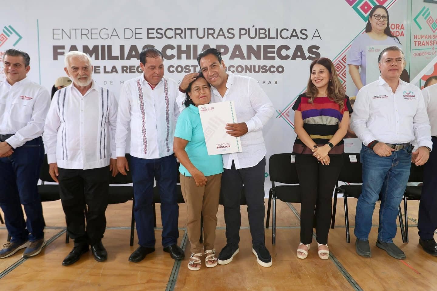 En Huixtla, Eduardo Ramírez entrega escrituras públicas a familias de la región Costa-Soconusco