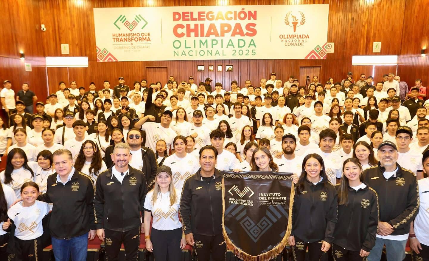 Eduardo Ramírez abanderó a delegación chiapaneca que participará en la Olimpiada Nacional 2025