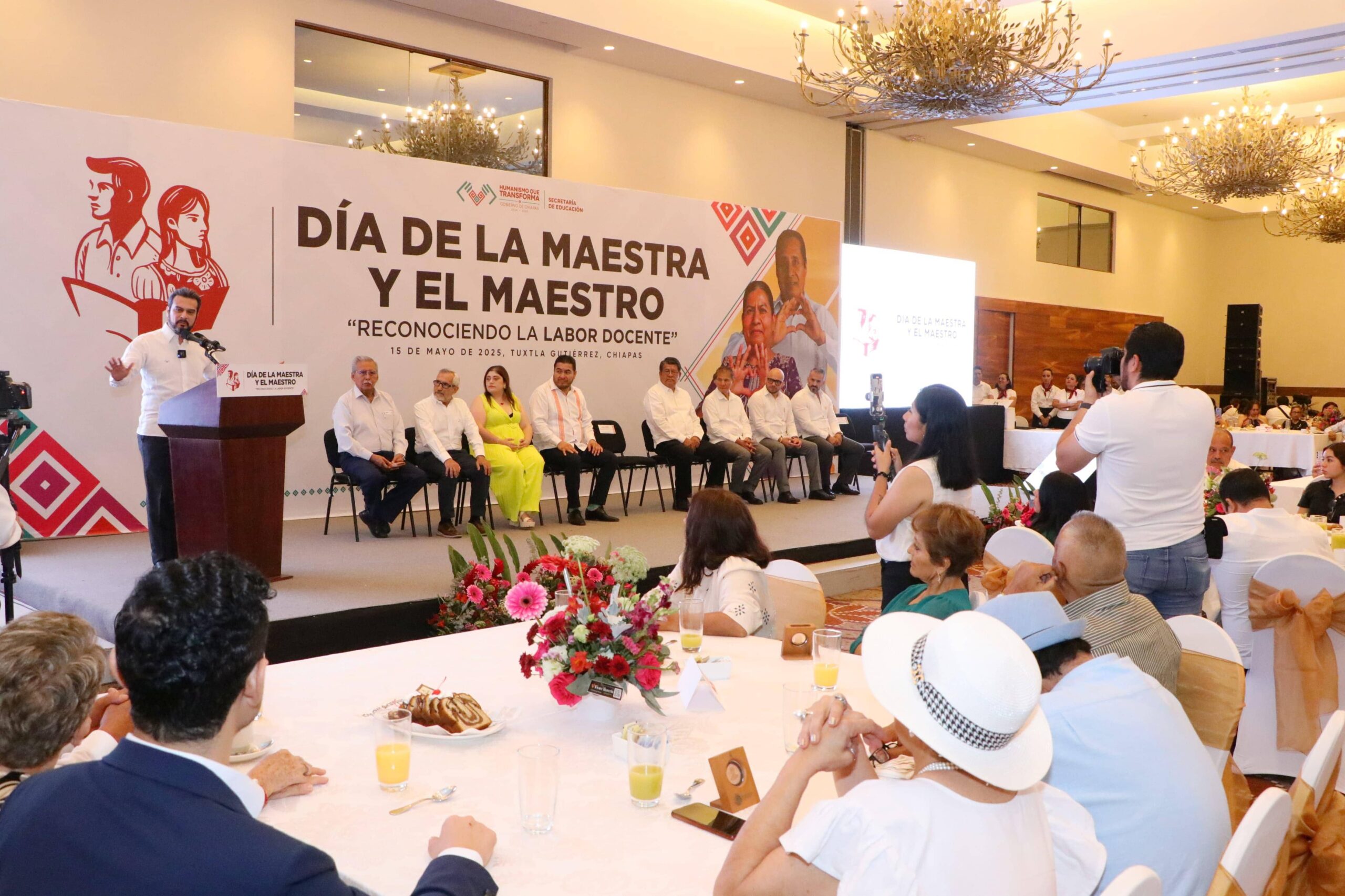Gobierno de Chiapas reconoce trayectoria de 60 docentes en el 
