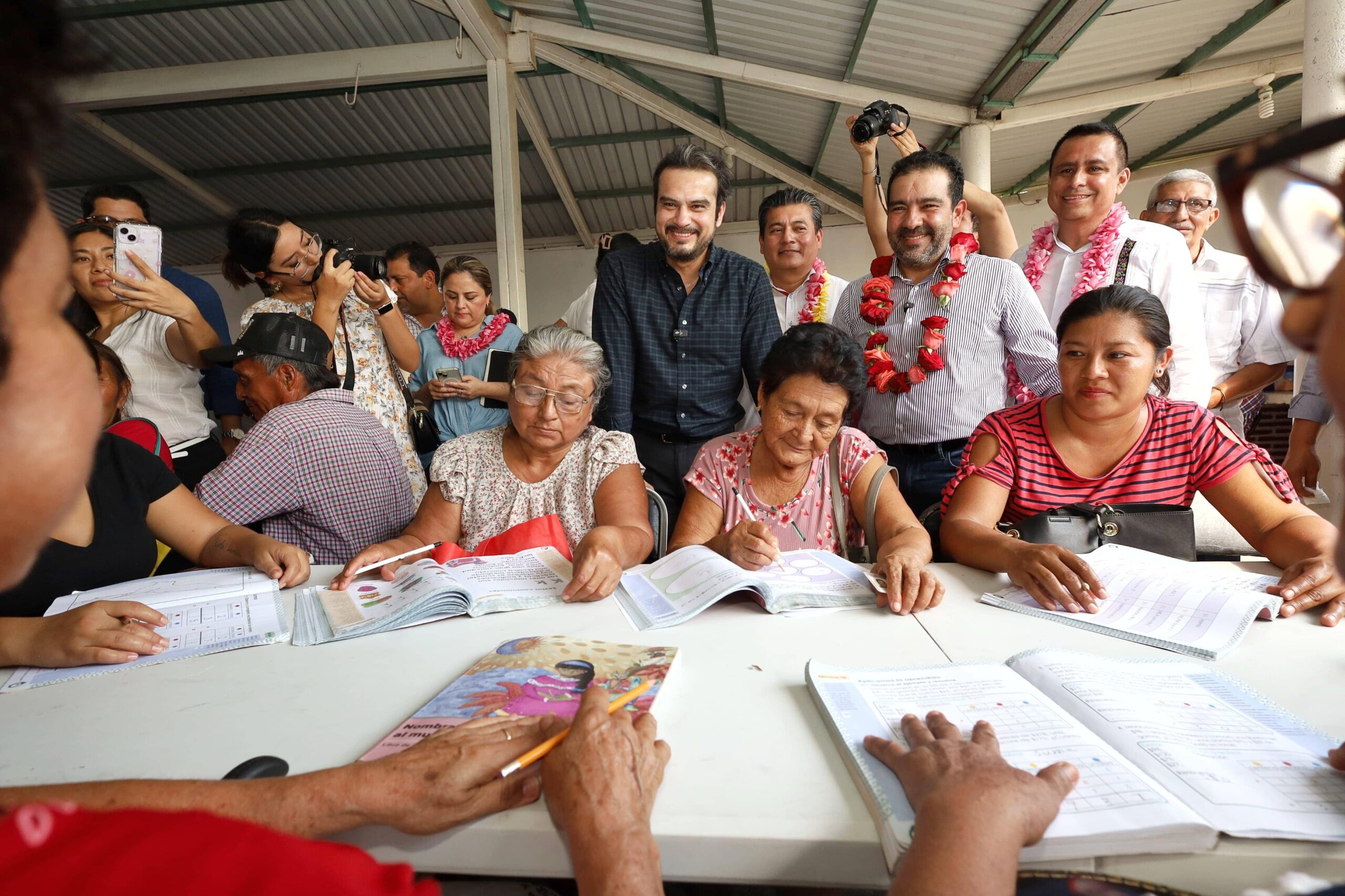 Secretario de Educación y director del Icheja entregan Beca "Rosario Castellanos" a 189 personas en Chiapa de Corzo