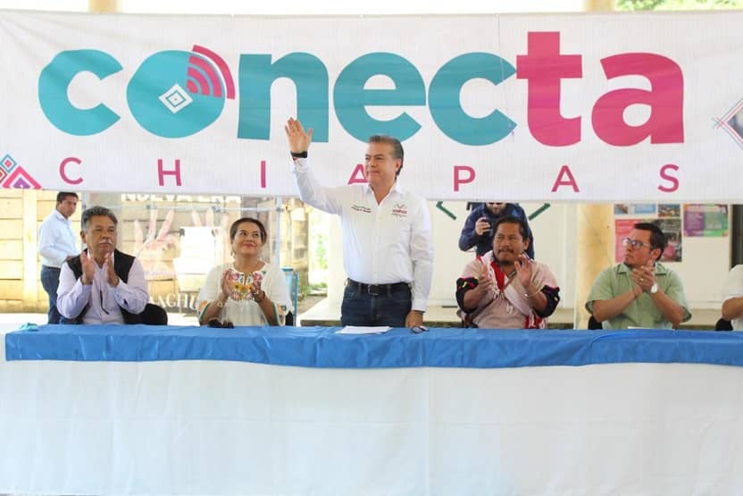 Entrega Paco Chacón apoyos de Conecta Chiapas a estudiantes de Chalchihuitán