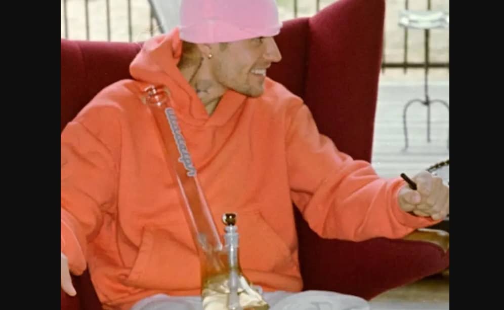 Justin Bieber hace alarde de su consumo de drogas después de que su esposa Hailey publicara una nota críptica en medio del comportamiento preocupante del cantante