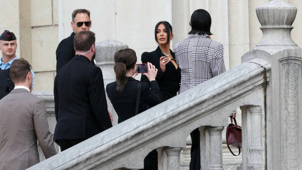 Kim Kardashian testifica que pensó que la violarían durante un robo en París y temía que Kourtney la encontrara muerta a tiros
