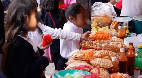 Alerta en escuelas! Niños dealers de comida chatarra: nuevo mercado negro en México