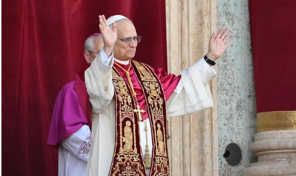 Papa León XIV pide evitar “tercera guerra mundial”; realiza primera bendición en plaza de San Pedro