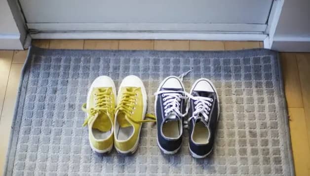 Quitarse los zapatos antes de entrar a casa es mejor para la salud de lo que se cree