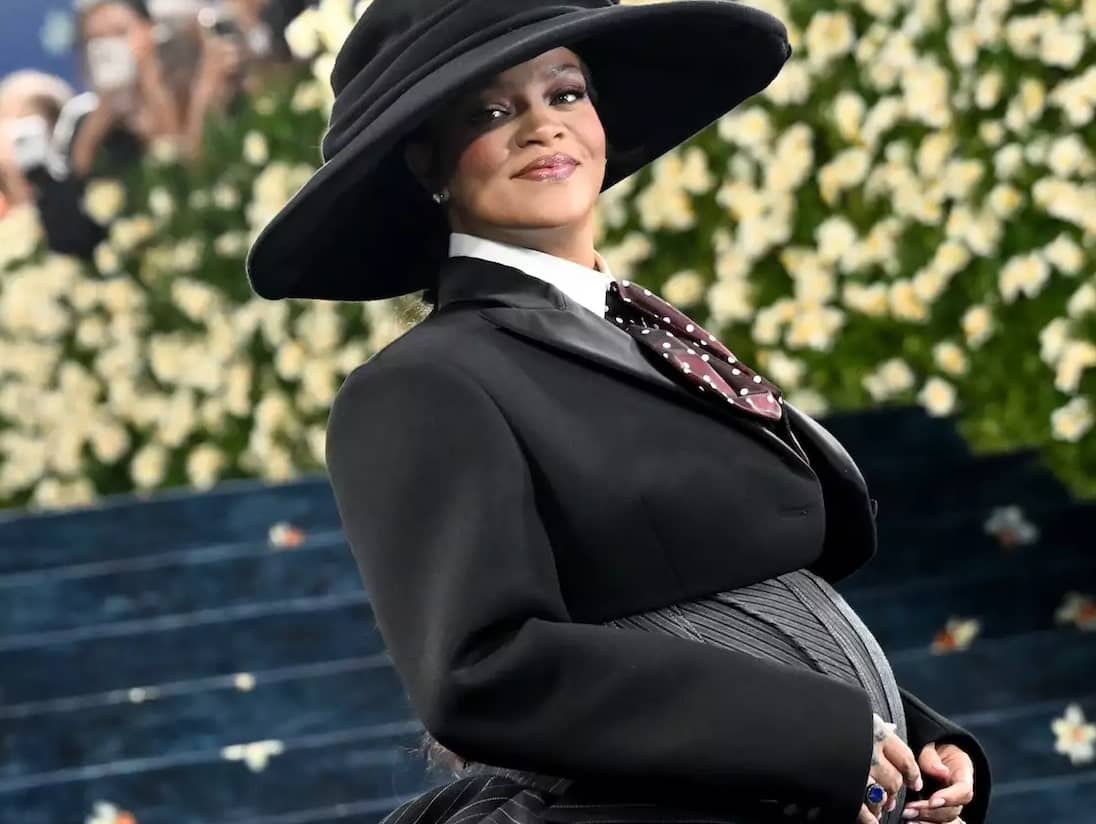 Rihanna aparece embarazada en la Met Gala; espera a su tercer hijo