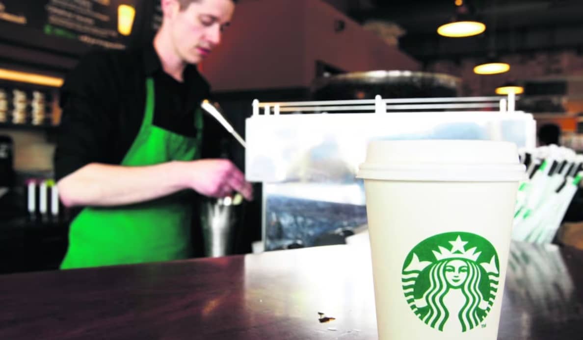 Nuevo código de vestimenta en Starbucks lleva a huelga a más de 1,000 baristas