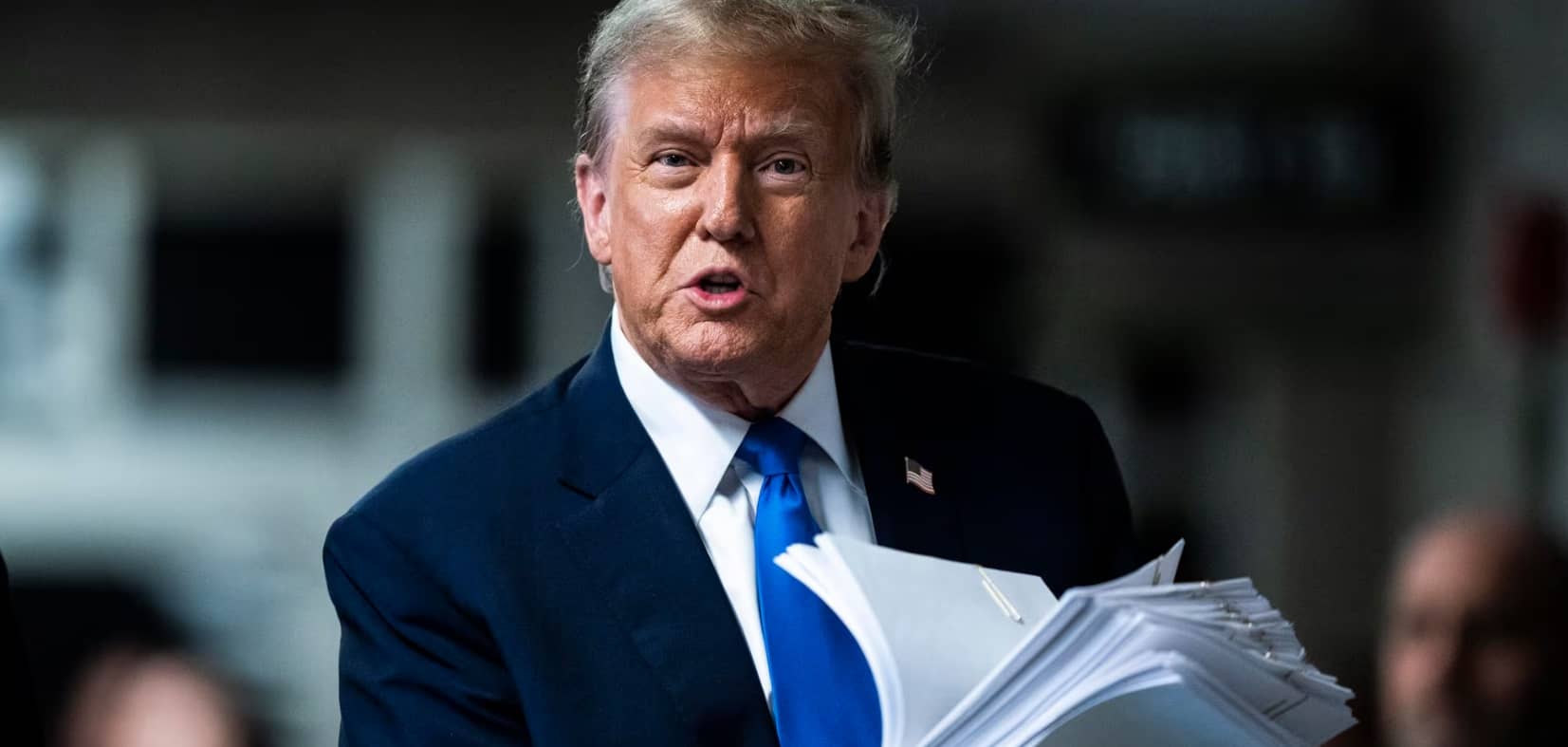Trump amenaza a indocumentados con enviarlos a la cárcel, embargar salarios y confiscar bienes; firma decreto de "autodeportación"
