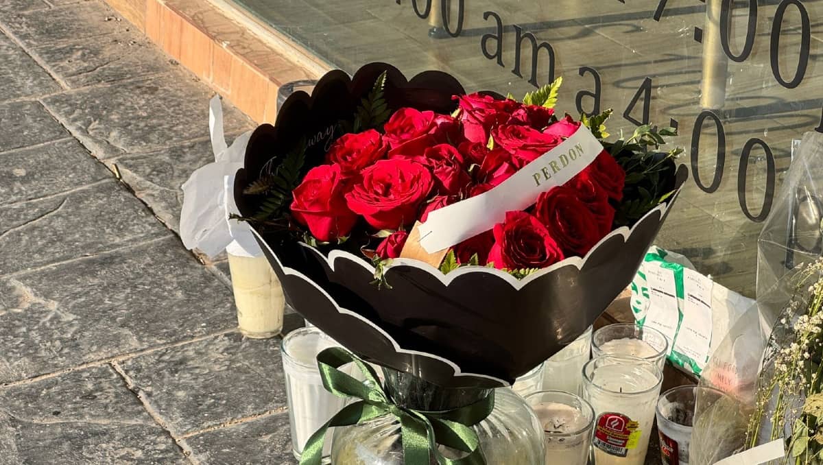 Aparece arreglo floral con un “perdón” afuera de la estética donde asesinaron a Valeria Márquez