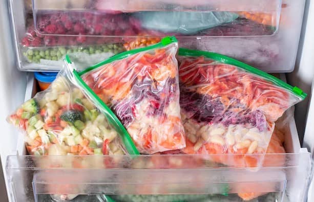 Tus bolsas reutilizables podrían estar contaminando tu comida, según una experta