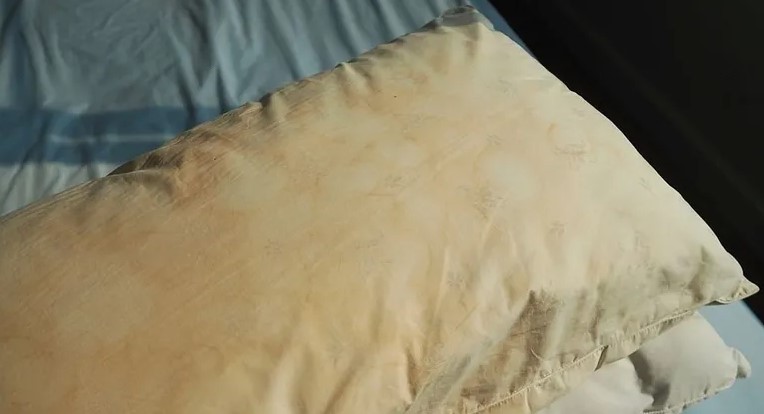 ¿Por qué son dañinas las manchas amarillas en las almohadas?