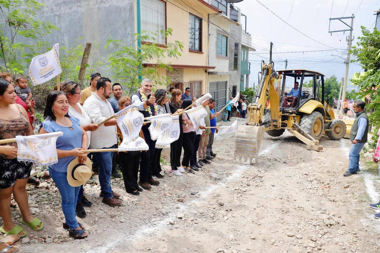 Da banderazo de inicio Angel Torres a más calles en la colonia Altos del Sur