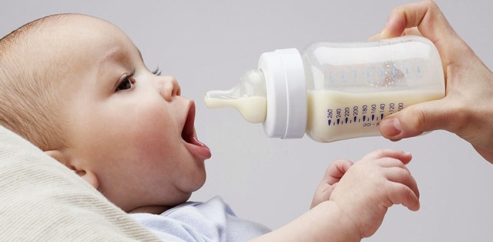 ¿A los cuántos meses debe tomar agua un bebe?