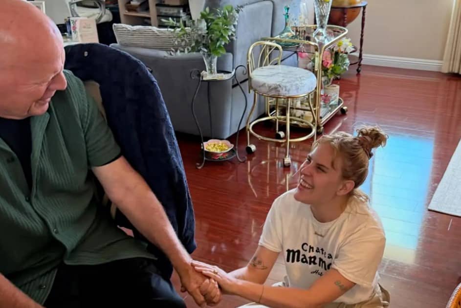 La hija de Bruce Willis Tallulah lleva a su padre a la casa de su abuela para vivir emotivos momentos en medio de su lucha contra la demencia