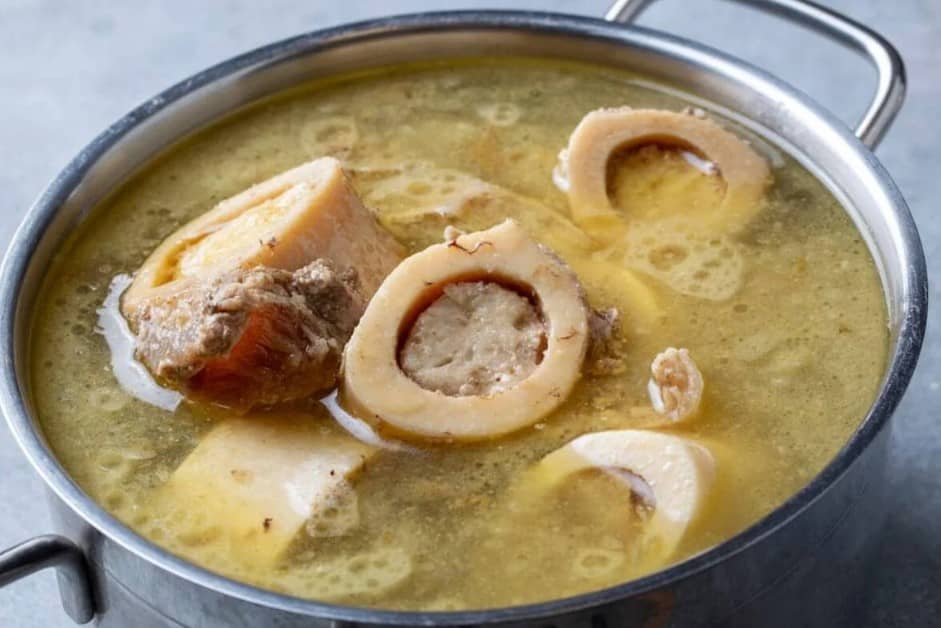 Nutricionista explica los tres beneficios clave del caldo de huesos y cómo prepararlo para aportar colágeno y desinflamar