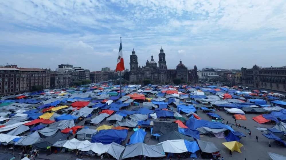 “La lucha sigue”: CNTE levanta plantón en el Zócalo de CDMX; anuncian nueva fase de movilizaciones