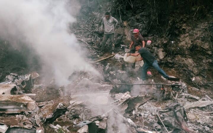 El día de hoy en el desarrollo de labores de combate a la plaga del gusano barrenador, en Chiapas, ocurrió el desplome de una aeronave que causó la muerte de tres personas. Los fallecidos son los guatemaltecos Carlos Eduardo Monroy y Byron Eduardo Moran; y el mexicano Lucio Alberto Roblero, quienes realizaban la dispersión de las moscas sobre el área. Ante lo ocurrido, la presidenta Claudia Sheinbaum fue cuestionada, a lo que respondió que “es un hecho lamentable”. A la titular del ejecutivo se le han unido otros personajes de la política tales como Julio Berdegué Sacristán, secretario de Agricultura y Desarrollo Rural, quien ofreció un breve comunicado a través de redes sociales: “Lamentamos el fallecimiento de Carlos Eduardo Monroy, Byron Eduardo Moran y Lucio Alberto Roblero, quienes comprometidos con su trabajo para combatir la plaga del gusano barrenador del ganado, sufrieron un accidente a bordo de una avioneta por la zona de Tapachula, Chiapas. Lucio, ingeniero agrónomo mexicano; Carlos y Byron, pilotos guatemaltecos, cumplieron con valentía su deber. "Mi pésame a sus familias, amigos y compañeros y compañeras de trabajo. Siempre estaremos agradecidos por su entrega y sacrificio en defensa de la ganadería”. El accidente ocurrió mientras la avioneta sobrevolaba la zona de Pavencul y Motozintla, en Chiapas, al impactarse en el ejido de San Vicente por la mañana de este viernes.