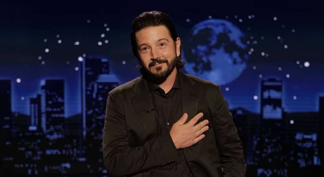 Diego Luna da emotivo discurso sobre los inmigrantes en EU: "este país se beneficia del trabajo de los inmigrantes, pero se niega a reconocer su importancia"