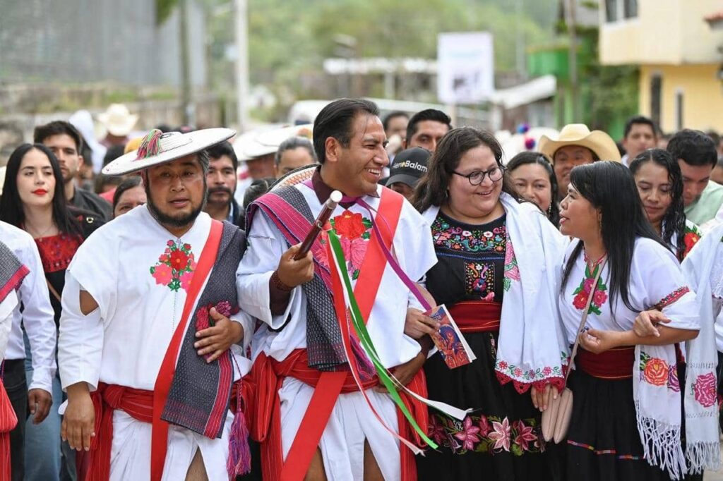 ERA Y CITLALLI HERNANDEZ 2 1