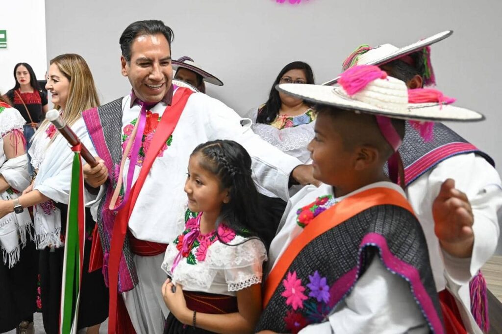ERA Y CITLALLI HERNANDEZ 5 1