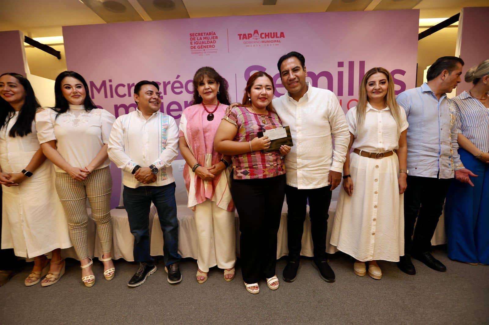 En Tapachula, Eduardo Ramírez entrega microcréditos a emprendedoras e inaugura Centro LIBRE