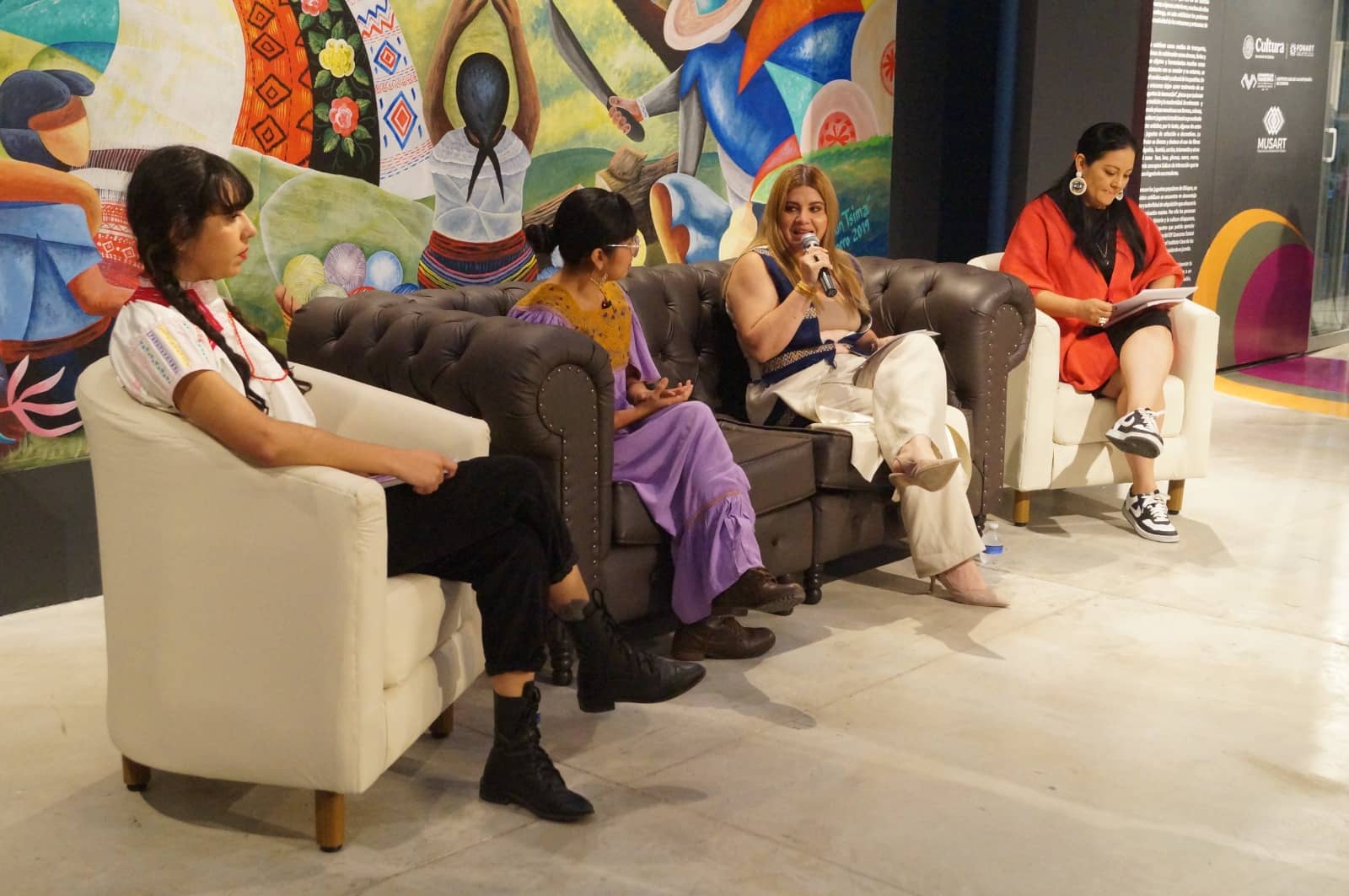 Presenta Katia González su libro El arte de cargar al bebé en Chiapas, en el Musart