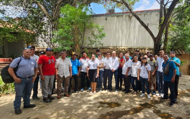 La Secretaría de Turismo de Chiapas (Sectur) llevó a cabo un curso de capacitación dirigido a las cooperativas y operadores de lancha que ofrecen recorridos turísticos, tanto cortos como largos, en Chiapa de Corzo, como parte de la primera etapa del programa de preparación turística rumbo a la próxima temporada alta. Bajo el tema “Atención al Visitante”, se capacitó a 80 prestadores de servicios que realizan recorridos en el majestuoso Cañón del Sumidero, uno de los principales atractivos naturales del estado. Durante el curso se brindó información relevante para fortalecer sus habilidades de comunicación y servicio, así como para enriquecer la experiencia del visitante con contenidos culturales, históricos y ambientales del sitio. Esta iniciativa se realiza en seguimiento a las instrucciones del gobernador Eduardo Ramírez Aguilar, a través de Sectur, y en atención especial al Pueblo Mágico de Chiapa de Corzo, con el objetivo de elevar la calidad del servicio turístico y fortalecer la hospitalidad que distingue a Chiapas. Con estas acciones Chiapas se prepara para recibir con profesionalismo, calidez y calidad a los turistas durante la temporada alta, fortaleciendo su posicionamiento como destino turístico a nivel nacional e internacional.