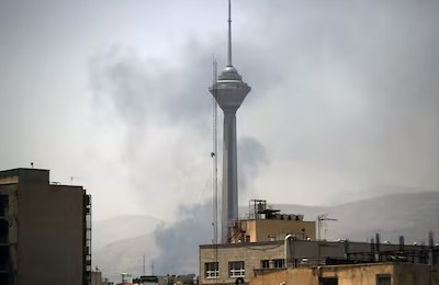 Israel urge a la evacuación de Teherán y bombardea la televisión iraní
